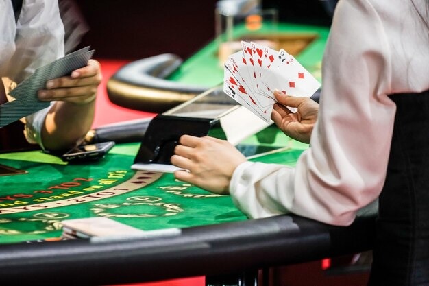 dewiqq app showing live-dealer blackjack and roulette tables